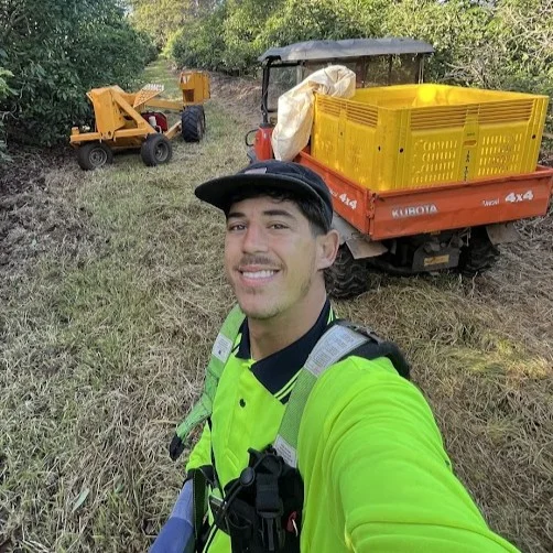Foto de Seba, fundador de Roopack, en una farm en Australia